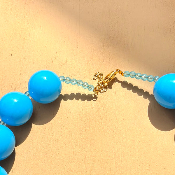 Collar maxi esferas azul cielo claro estilo boho chic, pieza statement de tendencia con pepas grandes brillantes