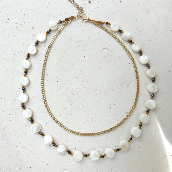 Collar doble nivel nácar murano mostaza y choker dorado topos medio domo rodio MariaBolo con aretes topo a juego, set completo coordinado regalo premium mujer Colombia
