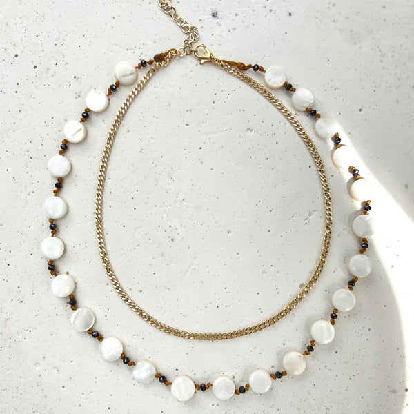 Detalle nivel nácar con murano anudado a mano hilo mostaza collar doble nivel MariaBolo, piezas redondas nacaradas brillo cálido artesanal hipoalergénico rodio dorado