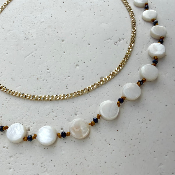 Set collar doble nivel nácar murano hilo mostaza y choker dorado rodio MariaBolo en uso, aretes topo medio domo coordinados look elegante artesanal regalo mujer Colombia