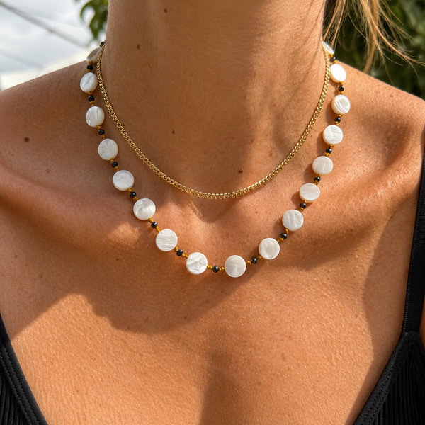 Set collar doble nivel nácar anudado hilo mostaza y choker dorado rodio MariaBolo imagen generada, aretes topo medio domo incluidos regalo premium mujer Colombia
