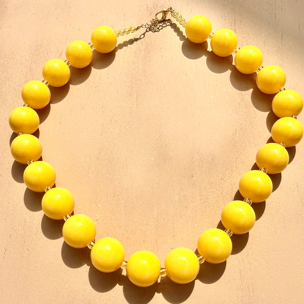 Collar pepas medianas amarillo vibrante, collar statement versátil color amarillo intenso con cierre ajustable para mujer
