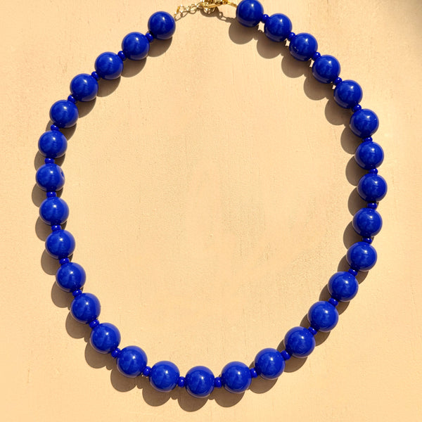 Collar esferas 1cm azul rey intenso, collar statement versátil tono azul profundo con cierre ajustable para mujer