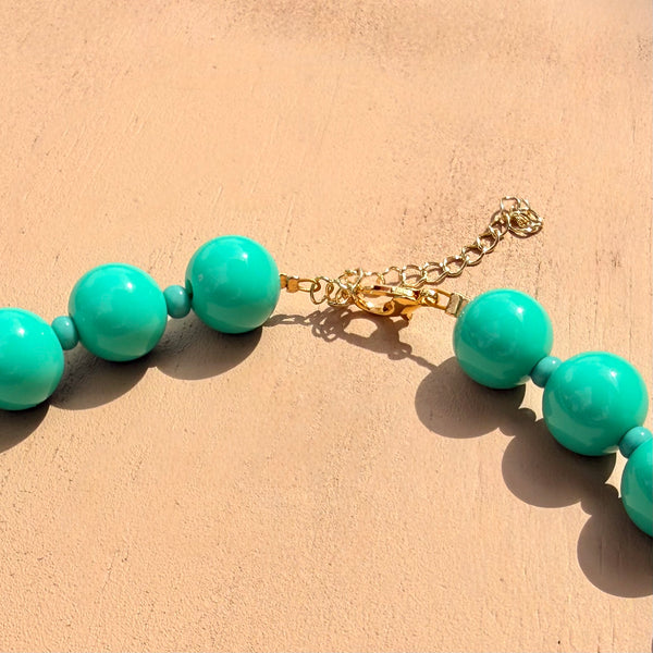 Detalle collar esferas aguamarina 1cm MariaBolo, accesorio colorido boho chic perfecto para layering y looks de verano
