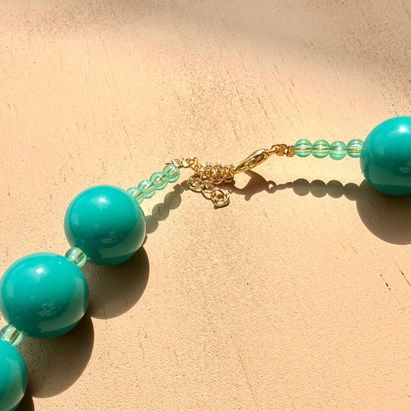 Maxi collar aguamarina statement sobre outfit, collar colorido que transforma cualquier look casual o de playa