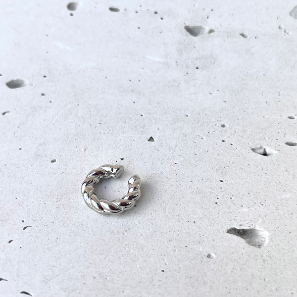 Detalle earcuff Torke hilo entorchado - Mini aro plateado sin perforar