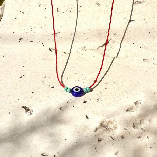 Collar Good Vibes hecho a mano hilo rojo ojo amuleto vidrio artesanal ajustable joyería Colombia