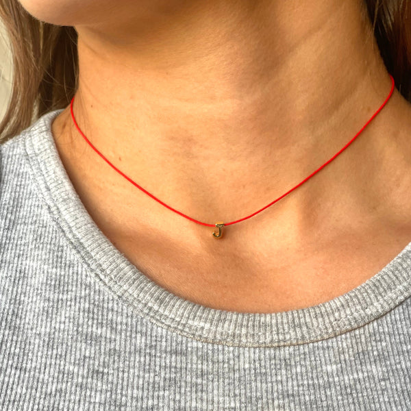Collar hilo rojo con inicial en rodio - Regalo significativo de protección
