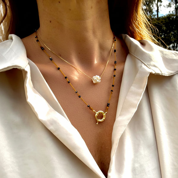 Collar minimalista hilo seda circones negros sofisticado cierre flotador rodio MariaBolo Colombia