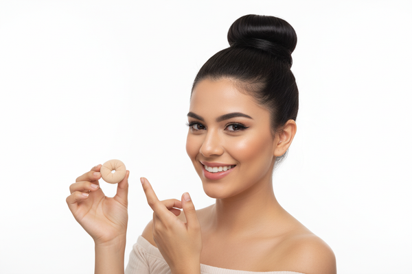 Mujer con peinado elegante usando dona para el cabello
