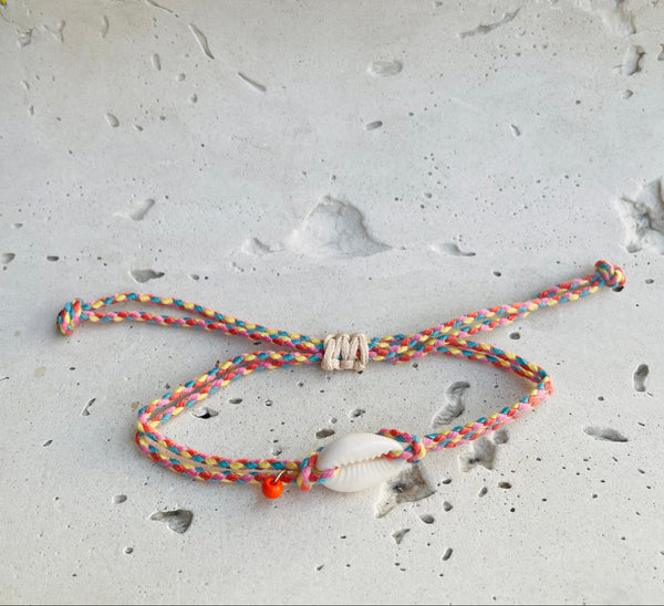 pulsera hecha  mano en hilo con concha