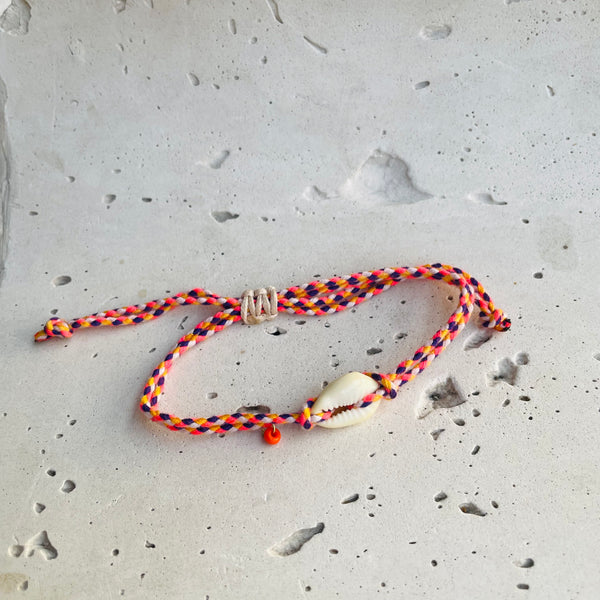 pulsera en hilo de colores trenzado a mano con concha