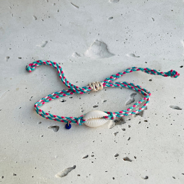 pulsera en hilo con concha
