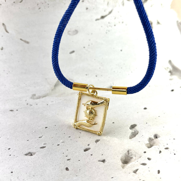 Accesorio elegante para mujer
Pulsera de hilo Azul con dije de la suerte.  Diseño ajustable y personalizado