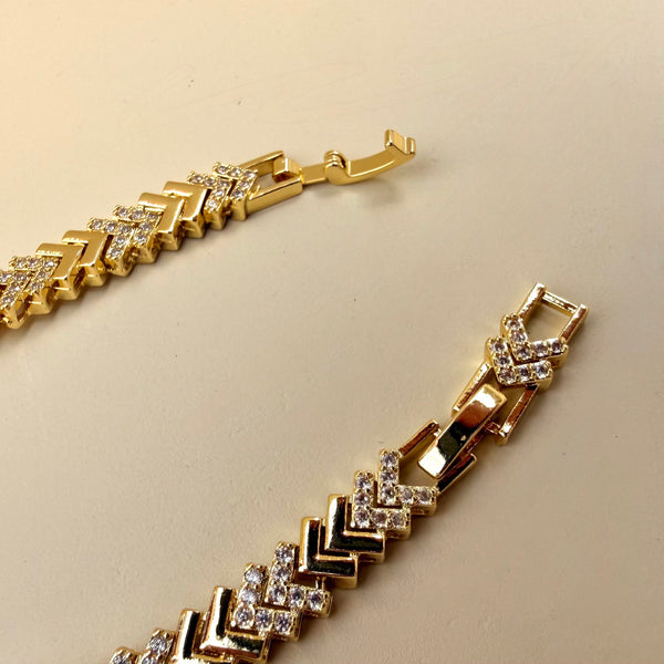 Detalle brillantes pulsera dirección flecha rodio MariaBolo, acabado brillante hipoalergénico símbolo avance y propósito mujer
