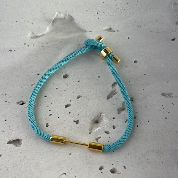 Accesorio elegante para mujer
Pulsera de hilo aguamarina con dije de la suerte.  Diseño ajustable y personalizado