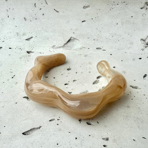 pulsera resina beige en forma de ondas