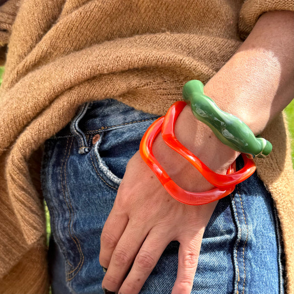 pulsera de colores en la muñeca de una mujer 