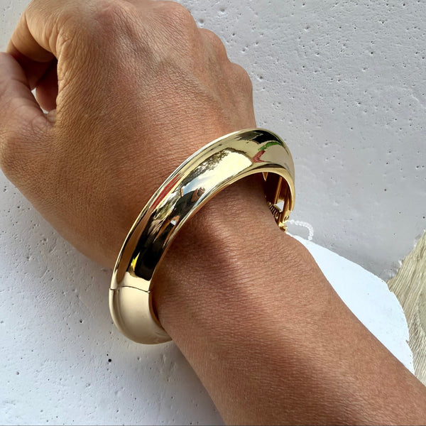 Detalle silueta triangular asimétrica brazalete rígido dorado rodio MariaBolo, punta geométrica moderna delicada acabado brillante duradero talla única mujer Colombia