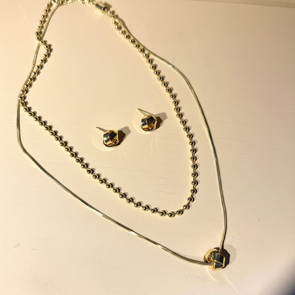 Aretes nudo rodio MariaBolo a juego con collar doble nivel esferas 2mm, misma forma dije nudo look completamente coordinado regalo premium mujer Colombia