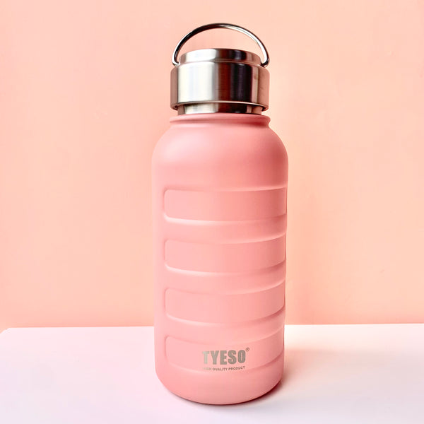 Termo Tyeso Metálico 750ml con agarradera Termo metálico, mantiene las temperaturas frío/calor hasta por 7 horas, con tapa en acero inoxidable y agarradera. Ideal para llevar tu bebida favorita a todos lados 😊🧋y reducir el consumo de envásese plásticos para ayudar nuestro planeta. Capacidad: 750 ML Alto: 20cm Diámetro: 8,5cm
