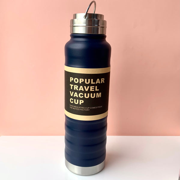 Termo metálico, mantiene las temperaturas frío/calor hasta por 7 horas, tapa en acero inoxidable  con agarradera y empaque en silicona para mejor ajuste.  Nota: Incluya difusor para te o frutas.  Ideal para llevar tu bebida favorita a todos lados 😊🧋y reducir el consumo de envásese plásticos para ayudar nuestro planeta.  Capacidad:1 litro  Alto: 28,5cm Diámetro: 8cm