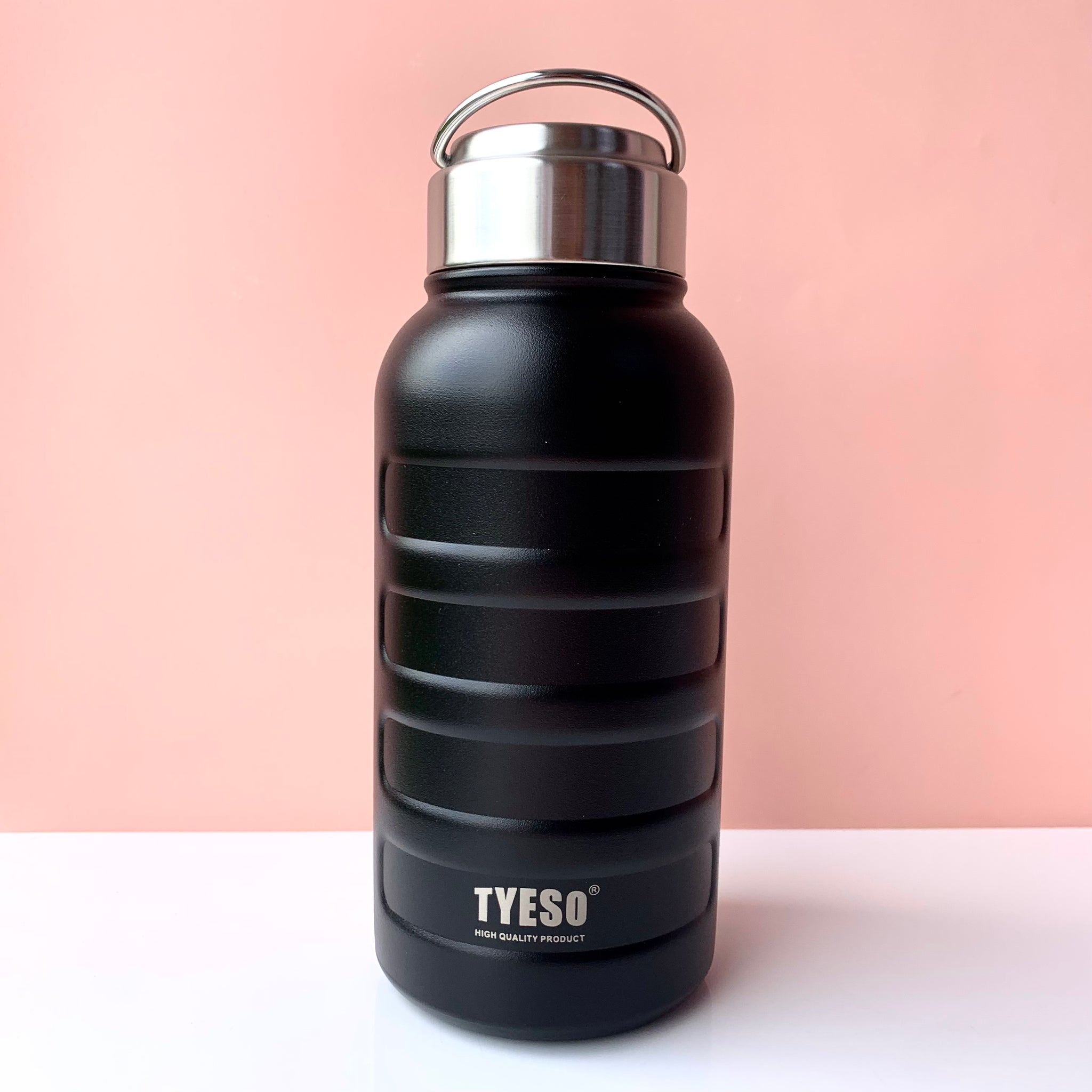 Termo Tyeso Metálico 750ml con agarradera Termo metálico, mantiene las temperaturas frío/calor hasta por 7 horas, con tapa en acero inoxidable y agarradera. Ideal para llevar tu bebida favorita a todos lados 😊🧋y reducir el consumo de envásese plásticos para ayudar nuestro planeta. Capacidad: 750 ML Alto: 20cm Diámetro: 8,5cm