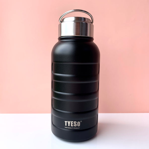 Termo Tyeso Metálico 750ml con agarradera Termo metálico, mantiene las temperaturas frío/calor hasta por 7 horas, con tapa en acero inoxidable y agarradera. Ideal para llevar tu bebida favorita a todos lados 😊🧋y reducir el consumo de envásese plásticos para ayudar nuestro planeta. Capacidad: 750 ML Alto: 20cm Diámetro: 8,5cm