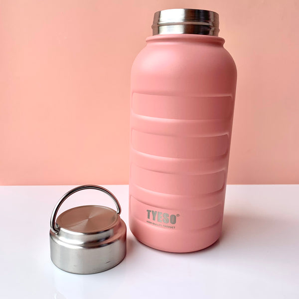 Termo Metálico 750ml con agarradera Termo metálico, mantiene las temperaturas frío/calor hasta por 7 horas, con tapa en acero inoxidable y agarradera. Ideal para llevar tu bebida favorita a todos lados 😊🧋y reducir el consumo de envásese plásticos para ayudar nuestro planeta. Capacidad: 750 ML Alto: 20cm Diámetro: 8,5cm