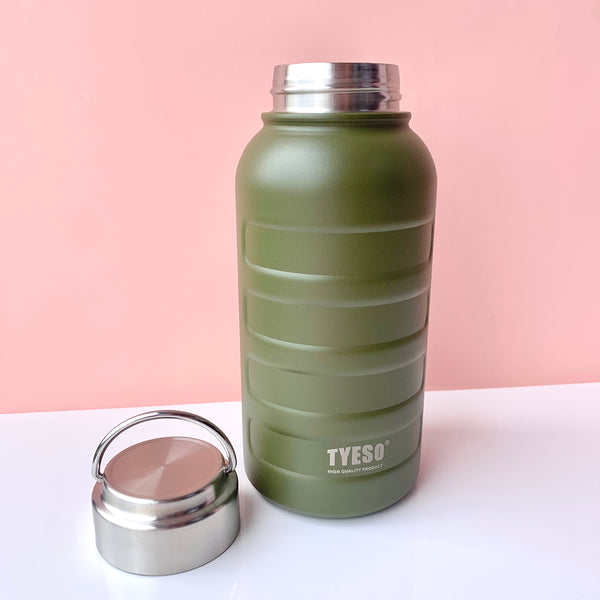 Termo Tyeso Metálico 750ml con agarradera Termo metálico, mantiene las temperaturas frío/calor hasta por 7 horas, con tapa en acero inoxidable y agarradera. Ideal para llevar tu bebida favorita a todos lados 😊🧋y reducir el consumo de envásese plásticos para ayudar nuestro planeta. Capacidad: 750 ML Alto: 20cm Diámetro: 8,5cm