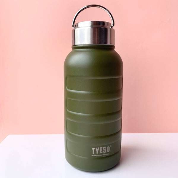 Termo  Metálico 750ml con agarradera Termo metálico, mantiene las temperaturas frío/calor hasta por 7 horas, con tapa en acero inoxidable y agarradera. Ideal para llevar tu bebida favorita a todos lados 😊🧋y reducir el consumo de envásese plásticos para ayudar nuestro planeta. Capacidad: 750 ML Alto: 20cm Diámetro: 8,5cm